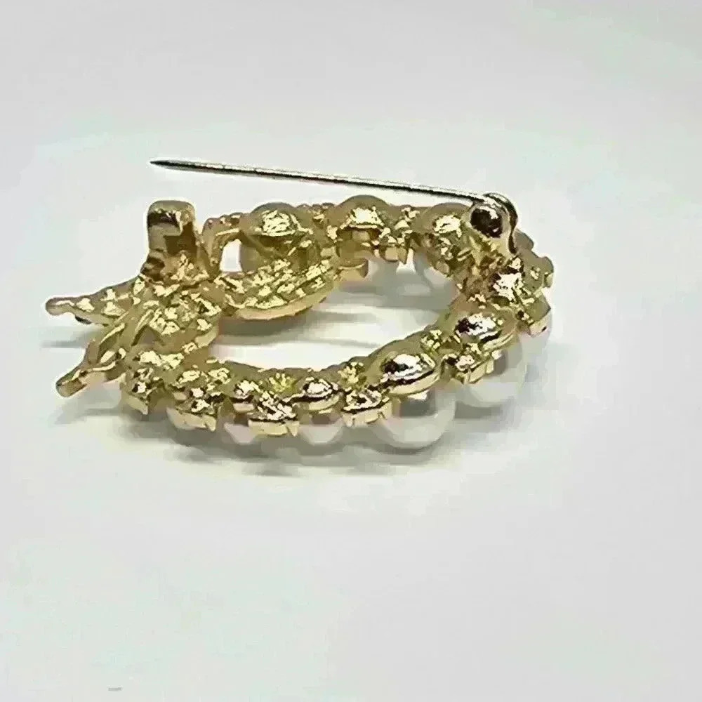 NWOT Beautiful Faux Pearl Round Brooch - Picture 4 of 5
